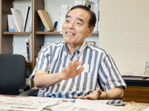 <b>石原 宏明氏：</b>（株）イシン住宅研究所代表取締役社長。全国イシンホーム住宅研究会代表。1990年イシングループの前身である（株）ハウジングワーク石原を創業。その後、住宅FC事業を開始。現在は、住宅直営会社、住宅FC産業、エネルギー電力事業、教育ソフト事業、アニメ・出版事業などイシングループ4社の代表取締役。無借金経営には定評があり、多くの企業指導を行う。著書に「家を建てるならドラえもんに聞け」「ガン患者に学ぶ健康住宅」（PHP研究所）他、テレビ、新聞、講演活動など多数