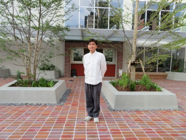 しののめ信用金庫前橋営業部ビルの改修設計を担当、及び改修に伴う地域再生プロジェクトに参画した、建築家の宮崎晃吉さん（写真：介川亜紀）