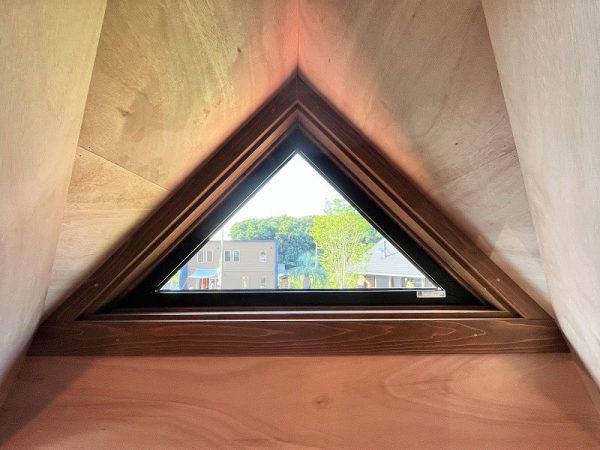 L60モデル：梯子を上がれば、約10畳の小屋裏空間が2つある。収納や作業空間として有効活用できそうだ。【仕様】躯体サイズ：幅12.7m×奥行4.5m、延床面積（1階∔小屋裏）：91.08m2、標準価格（税込）：1,850万円