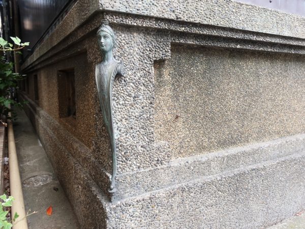 商店街のアーケードの間に見えているのが大橋眼科。2022年9月時点ではこんな姿に。緑の屋根から他と違う建物であることが分かる