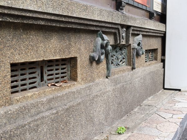 あちこちに施されたステンドグラス。大工の佐野さんに聞くと外壁同様のしっかりした作りで固定されているとのこと