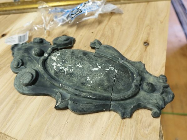 あちこちに施されたステンドグラス。大工の佐野さんに聞くと外壁同様のしっかりした作りで固定されているとのこと