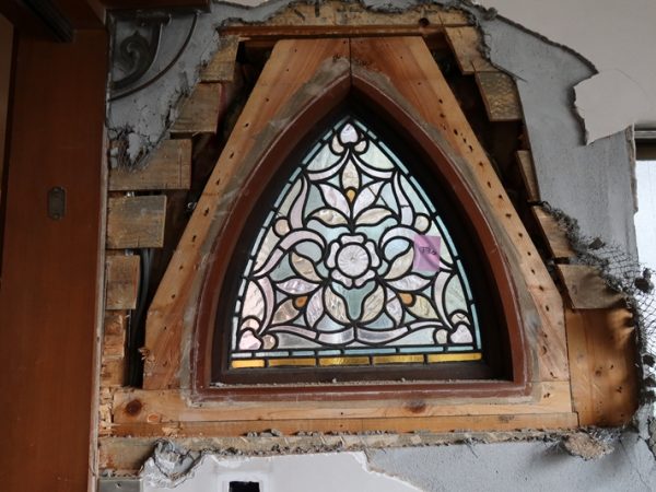 あちこちに施されたステンドグラス。大工の佐野さんに聞くと外壁同様のしっかりした作りで固定されているとのこと