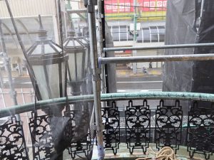 これまで外から眺めていた2階のバルコニー手摺を部材撤去中の内部から望む。ぜひ残して欲しい