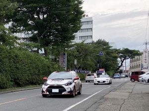 渋川市内を一般車と仲良く走るラリーカー