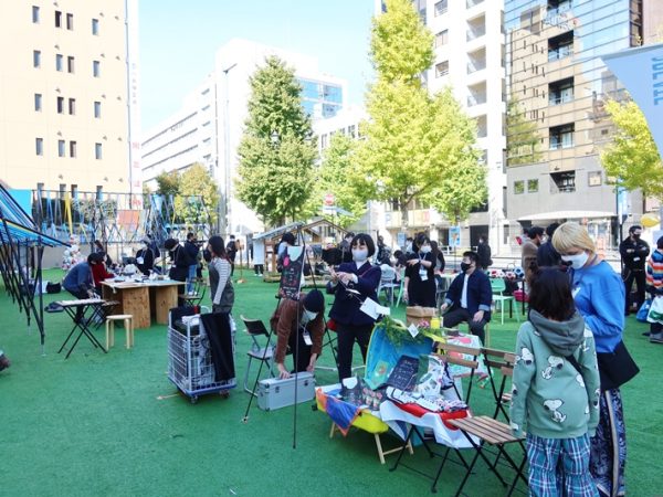 アートという言葉を生活には無縁のどこか遠い存在と感じている人もいるかもしれない。しかし、今年15年目を迎えたアーツコミッション・ヨコハマの活動を振り返るイベントで気づいたのは横浜の風景の中にはこの活動から生まれたアートがあちこちに散りばめられていたということ。どんな活動が行われてきたのかを15年を記念して行われたフォーラムなどをまとめ直してお伝えしたい。