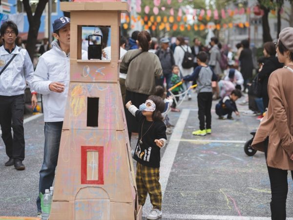 アートという言葉を生活には無縁のどこか遠い存在と感じている人もいるかもしれない。しかし、今年15年目を迎えたアーツコミッション・ヨコハマの活動を振り返るイベントで気づいたのは横浜の風景の中にはこの活動から生まれたアートがあちこちに散りばめられていたということ。どんな活動が行われてきたのかを15年を記念して行われたフォーラムなどをまとめ直してお伝えしたい。