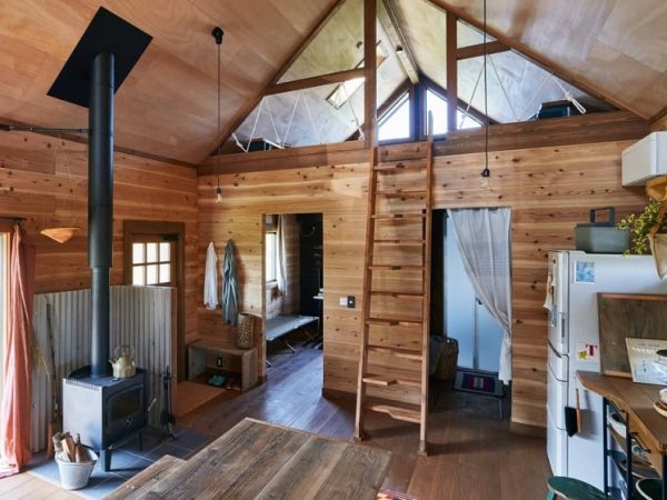 高齢夫婦からも支持を得ている平小屋。安全性も考え、手すり付きの梯子も用意。平小屋暮らしは、自分たちの暮らしを自らつくり出せる人なら世代問わず向いている