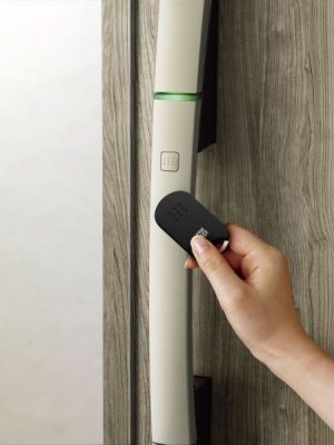 ICタグキーをハンドルに近づけることで施解錠が可能。[ピタットキー]　 YKK AP