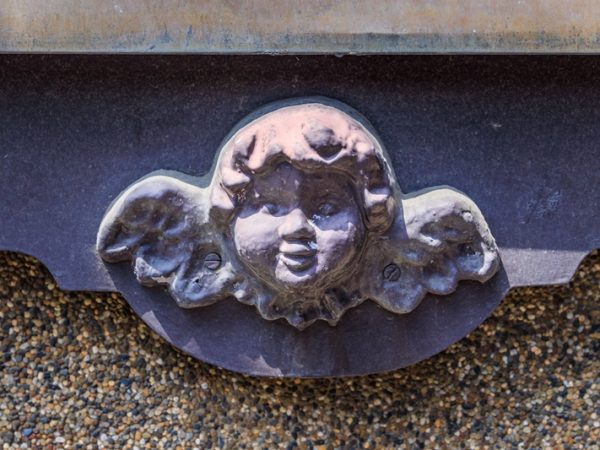 あちこちに施されたステンドグラス。大工の佐野さんに聞くと外壁同様のしっかりした作りで固定されているとのこと