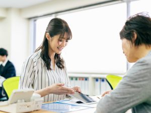 分割実行なら、基本的につなぎ融資のような余分な利息がかからない。しかし支払い方法が金融機関で異なるため事前に確かめておこう