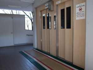 国土交通省のガイドラインでは、エレベーターの更新時期は26年～30年とされている。更新の時期を迎える場合は、LED照明への切り替えや最新機種へリニューアルすることも検討の余地があるだろう