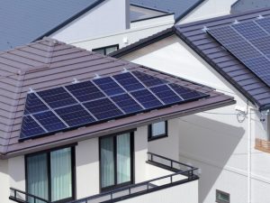 住宅に設置された太陽光発電パネル（写真はイメージ）