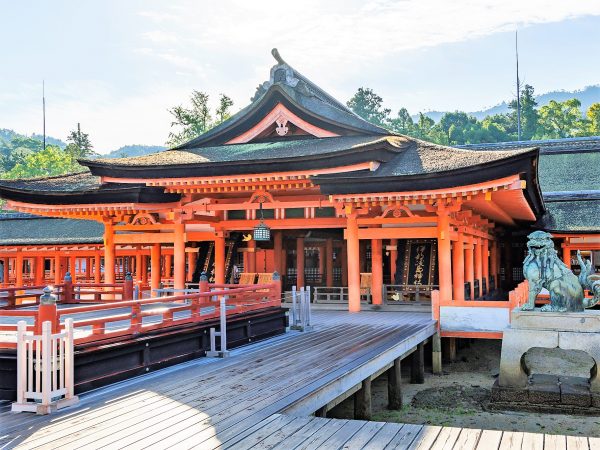 建築学生ワークショップ2022の開催地となった、朱色の社殿が美しい宮島・厳島神社。およそ70年ぶりに大規模な修復工事が行われている。2023年2月に完了予定（2022年9月時点）