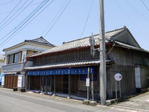 鹿児島県南九州市で観光振興を行うNPO法人「頴娃（えい）おこそ会」は、観光資源だった古民家の解体を機に本格的に空き家再生を行う。県内の工業大学の学生や、地域の住民と協力し、築100年を超える商家を再生。