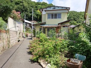 バイソン入り口。ご自由にお持ちくださいと烏骨鶏の卵が置かれることがあるそうだ。道は緩やかにカーブしているため、全貌は見えない