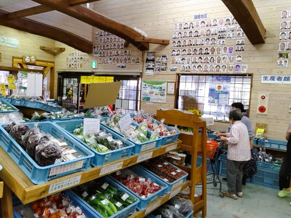 「里山レストランAJIKURA」の外観は、イタリアの田舎にありそうなレトロな雰囲気