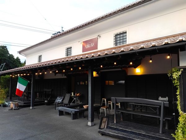 「里山レストランAJIKURA」の外観は、イタリアの田舎にありそうなレトロな雰囲気