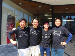 愛知県岡崎市、市役所の職員がプライベートの活動として空き店舗撲滅運動「ここdeやるZone（ここやる）」を立ち上げた。空き店舗を活用し、3年でイベント580回5,500人以上を動員し、まちを盛り上げている。