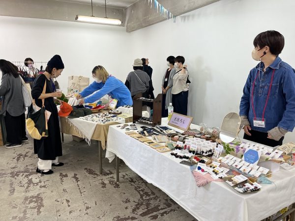 イベントを主催する合同会社インセクツ、左から小島さん、代表取締役社長の松村さん。社員が一丸となって企画から運営に携わっている。自由な発想で楽しめるイベントになるよう、出店者との「文化祭のような距離感」を大切にしているという