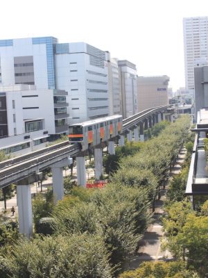 多摩モノレール沿いの街路樹のあるストリートに面してGREEN SPRINGSはある