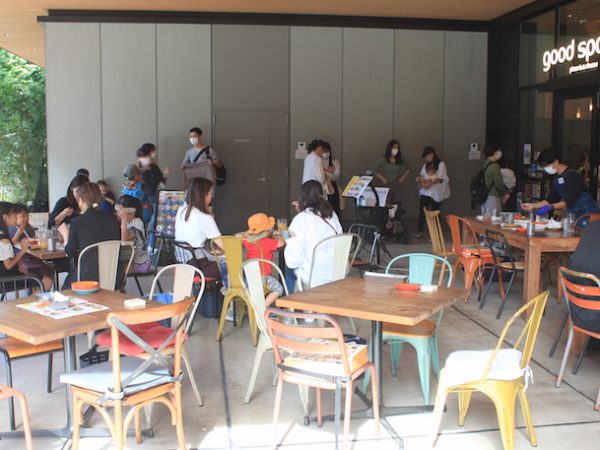 モールではなくオープンエアなつくりなので、雨の日には雨の日の風景がある。上階のバルコニーからは街路を見下ろせる。バルコニーで会議をする会社もあるという。