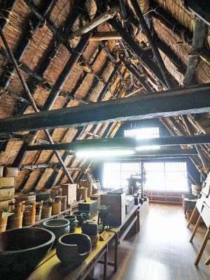 ▲合掌家屋の屋根裏部分（旧岩崎家住宅）。正三角形の安定感のある屋根形状になっている。屋根裏は農機具などを収める物置きとして使われていた
