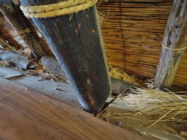 ▲合掌家屋の屋根裏部分（旧岩崎家住宅）。正三角形の安定感のある屋根形状になっている。屋根裏は農機具などを収める物置きとして使われていた
