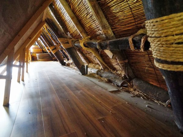 ▲合掌家屋の屋根裏部分（旧岩崎家住宅）。正三角形の安定感のある屋根形状になっている。屋根裏は農機具などを収める物置きとして使われていた
