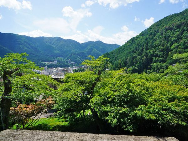 ▲合掌村では歴史ある合掌造りの建物を公共施設として活用。演芸ホール、お食事処、さるぼぼ作りや紙漉き体験工房として使われており、建物見学を兼ねて飛騨の文化を体験できる