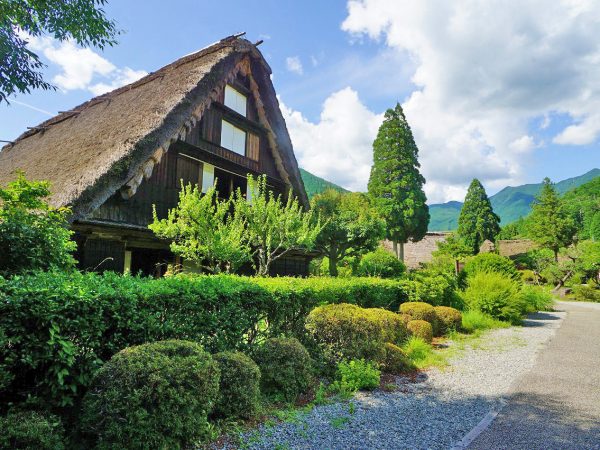 ▲岐阜県下呂市にある『下呂温泉 合掌村』。JR高山本線下呂駅からバスで約6分、マイカーの場合は中央自動車道中津川I.C.から約1時間で到着する。下呂温泉は有馬・草津に並ぶ「日本三名泉」のひとつとして知られ、中心街の飛騨川周辺には30棟を超える温泉旅館や民宿が立ち並んでいる