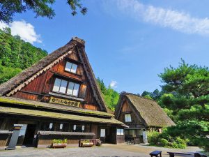 ▲合掌村では歴史ある合掌造りの建物を公共施設として活用。演芸ホール、お食事処、さるぼぼ作りや紙漉き体験工房として使われており、建物見学を兼ねて飛騨の文化を体験できる