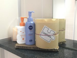 トイレに置かれた日焼け止めなどのグッズ。女性や子どもにもやさしいキャンプ場を目指している