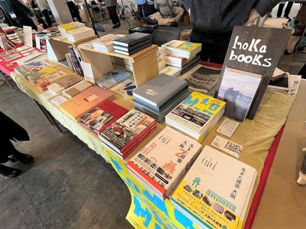 服飾雑貨PRODUCT＆GOODSコーナーにブースを設けたインド布雑貨の「たまゆら」。インドの工場にイメージを伝え、直接発注して作品を制作しているという。綿で作られた封筒など珍しいアイテムも並ぶ