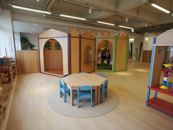 『ベビーエリア』</br>ドイツのプレイハウスやフランスのトンネルキットなど、中・小型のさまざまな乳児用遊具を備え、乳児が安心して遊べるエリア