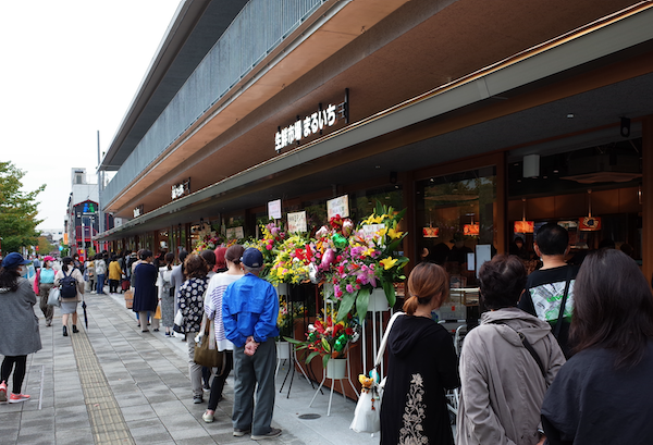 オープン時お客さんで賑わう「ソラトカゼト」