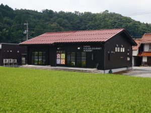 食の学校はのどかな里山にたたずむ