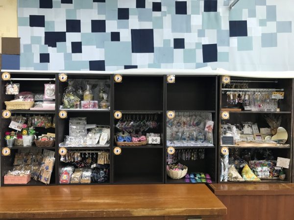 トイレに置かれた日焼け止めなどのグッズ。女性や子どもにもやさしいキャンプ場を目指している