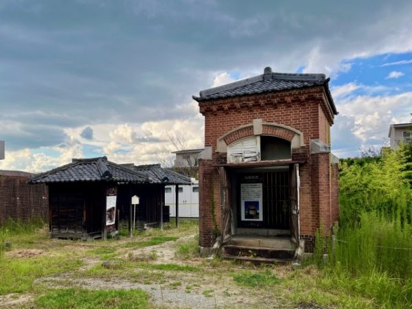 奈良少年刑務所では、理容･建築･金属加工などさまざまな職業訓練が行われていた　左上／この実習場では金魚すくいの網をつくって出荷していたそう　右上／建築について学ぶため、小屋組には部材の名称が書かれている。左下／講堂。慰問公演や親子面談、通信教育の入学式･卒業式などに使われた。右下／赤レンガの医務所。中央に八角形の塔屋があり、ここに天窓を配して採光している