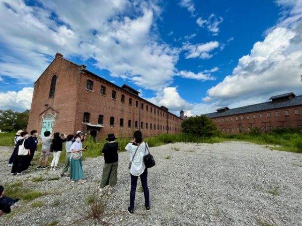 庁舎1階、執務室から収容棟へと続く廊下