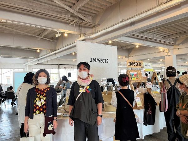 イベントを主催する合同会社インセクツ、左から小島さん、代表取締役社長の松村さん。社員が一丸となって企画から運営に携わっている。自由な発想で楽しめるイベントになるよう、出店者との「文化祭のような距離感」を大切にしているという