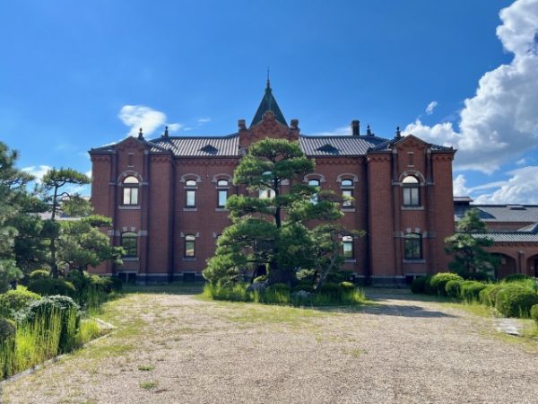 監獄の外から見た表門。双塔とアーチの上部を縁取る櫛形の装飾は、ロマネスク建築に見られる「ロンバルド帯」に倣ったもの。窓にはめられた鉄格子は建築当時そのままという