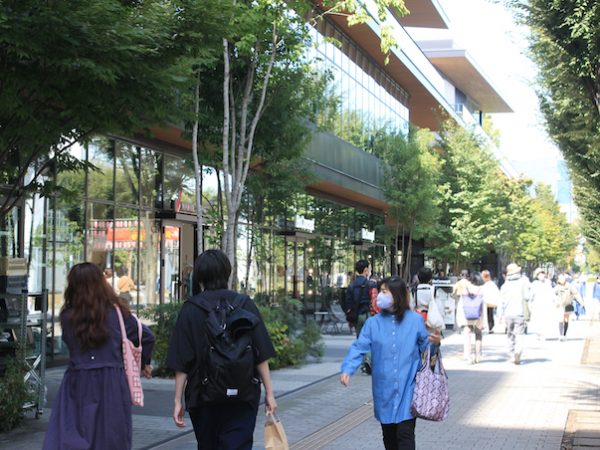 JR中央線・立川駅周辺に商業、文化、オフィスが複合した「GREEN SPRINGS」という新しい場所ができた。従来のショッピングモールなどの商業施設とは一線を画す、これからの時代の方向性を示す開発である。