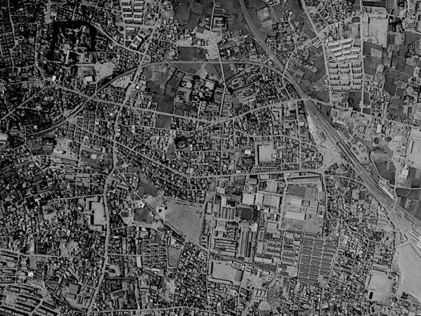 1963年の西新井駅周辺。左上の黒い森が見えるのが西新井大師。真ん中から少し右の工場が日清紡。ソラトカゼト西新井は工場の北の道の道沿いの横長の土地（日清紡社宅跡地）でできた。