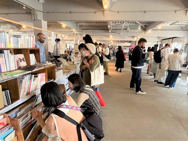 服飾雑貨PRODUCT＆GOODSコーナーにブースを設けたインド布雑貨の「たまゆら」。インドの工場にイメージを伝え、直接発注して作品を制作しているという。綿で作られた封筒など珍しいアイテムも並ぶ