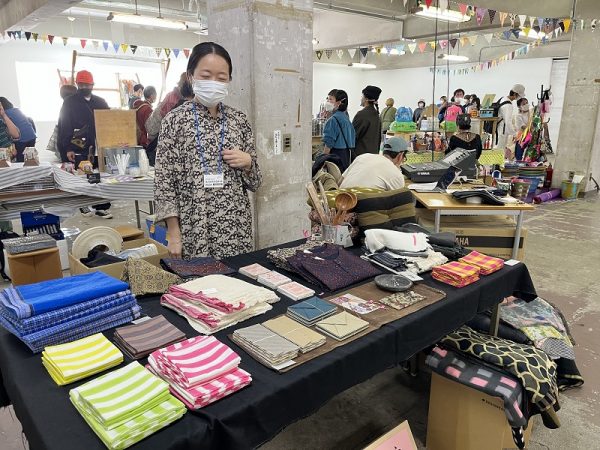 服飾雑貨PRODUCT＆GOODSコーナーにブースを設けたインド布雑貨の「たまゆら」。インドの工場にイメージを伝え、直接発注して作品を制作しているという。綿で作られた封筒など珍しいアイテムも並ぶ