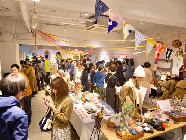 第2回の様子。主催者3名が働いていたオフィスのあるビルで開催。写真提供：北浜蚤の市