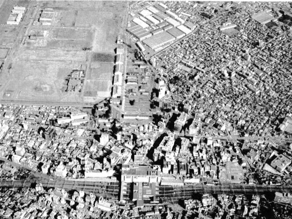 1990年の立川駅北口。真ん中あたりの大きな屋根が4つ並んでいるあたりがGREEN SPRINGSになる敷地。その右の道路の上に現在は多摩モノレールが走っている。
資料：立川市歴史民俗資料館蔵
