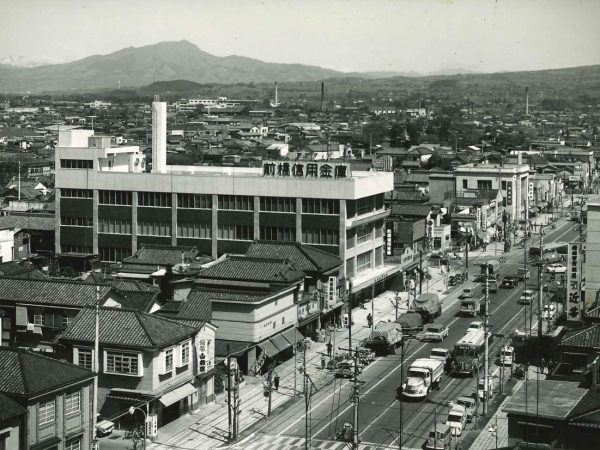 1964年、竣工当時の信用金庫の建物の様子。近隣と比して規模の大きさがわかる（提供：しののめ信用金庫）