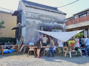 神奈川県葉山町、古い土蔵をリノベーションした宿がエンジョイワークスにより誕生した。クラウドファンディングやワークショップを実施するなど、誰もが何らかの形で関われる「共創」という概念で進められたプロジェクトだ。